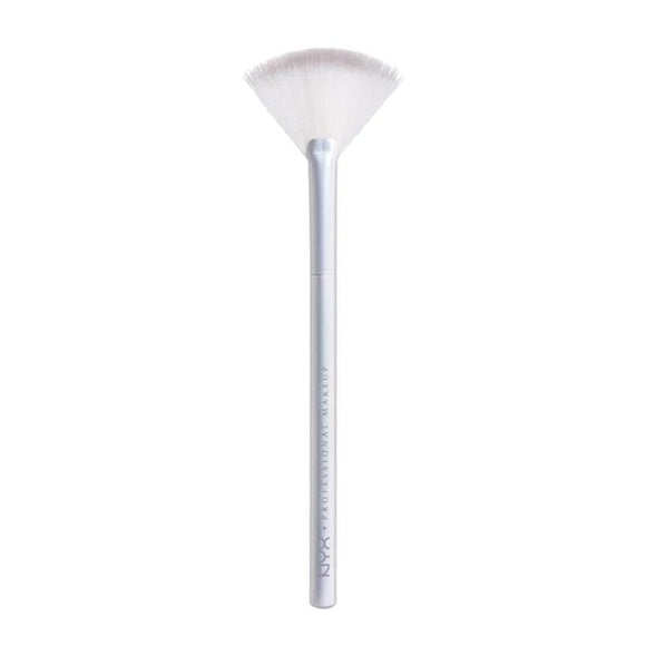 NYX Makeup Holographic Halo Micro Highlighting Brush